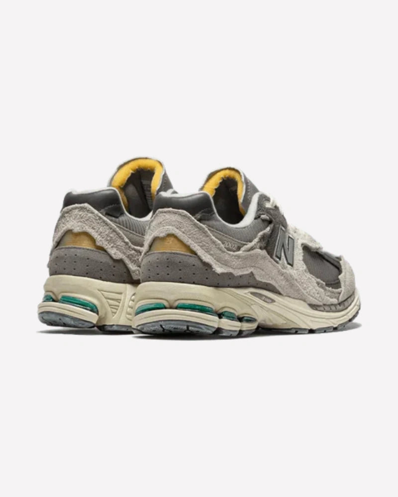 New Balance 2002R Protection Pack Rain Cloud — detalle del talón