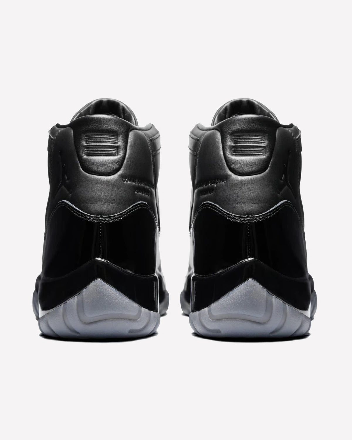 Jordan 11 Retro Comme des Garçons Homme Plus Black — vista frontal del par