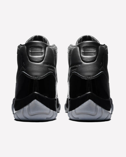 Jordan 11 Retro Comme des Garçons Homme Plus Black — vista frontal del par