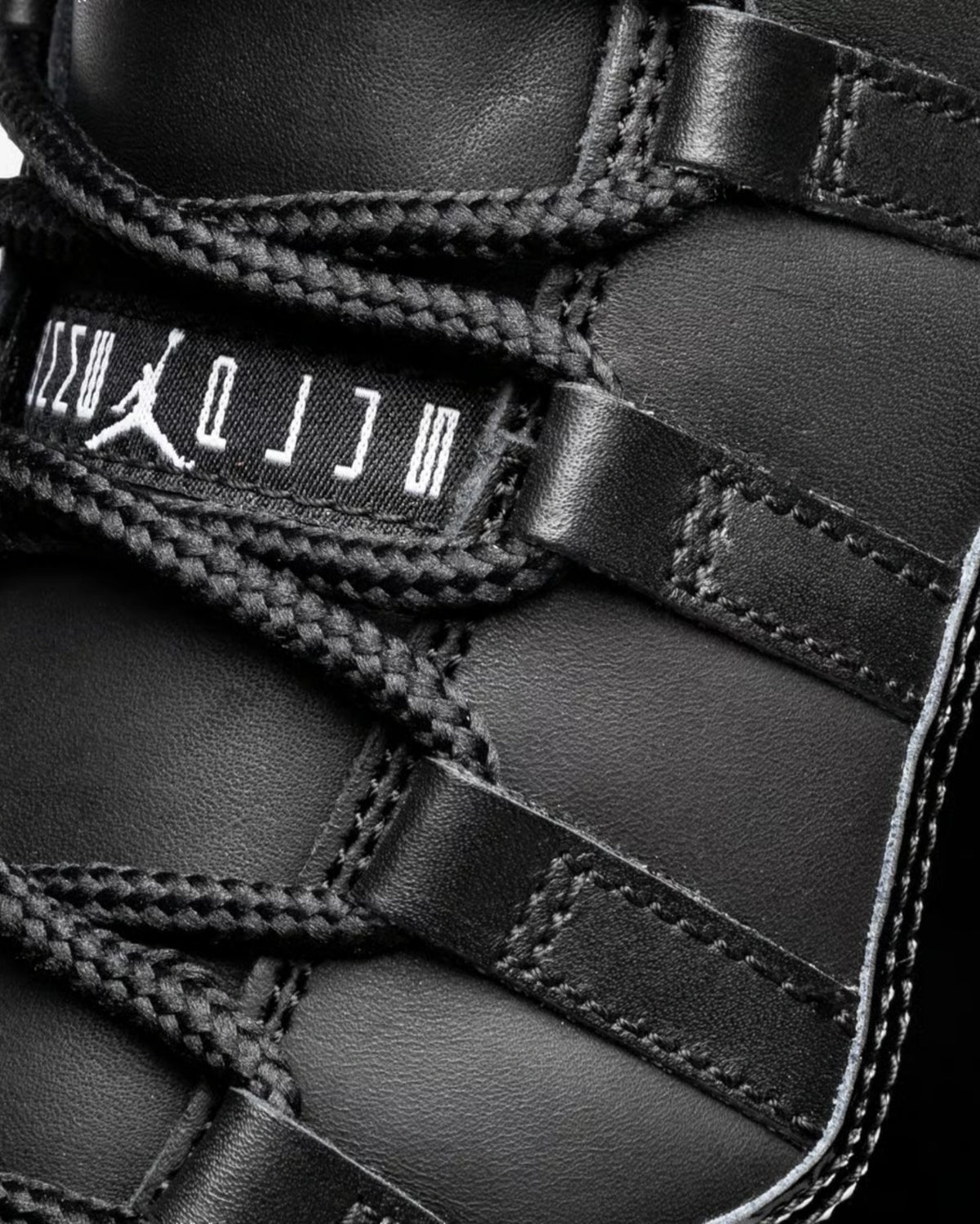 Jordan 11 Retro Comme des Garçons Homme Plus Black — vista lateral