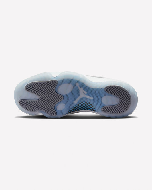 Jordan 11 Retro Low Cement Grey — detalle del charol