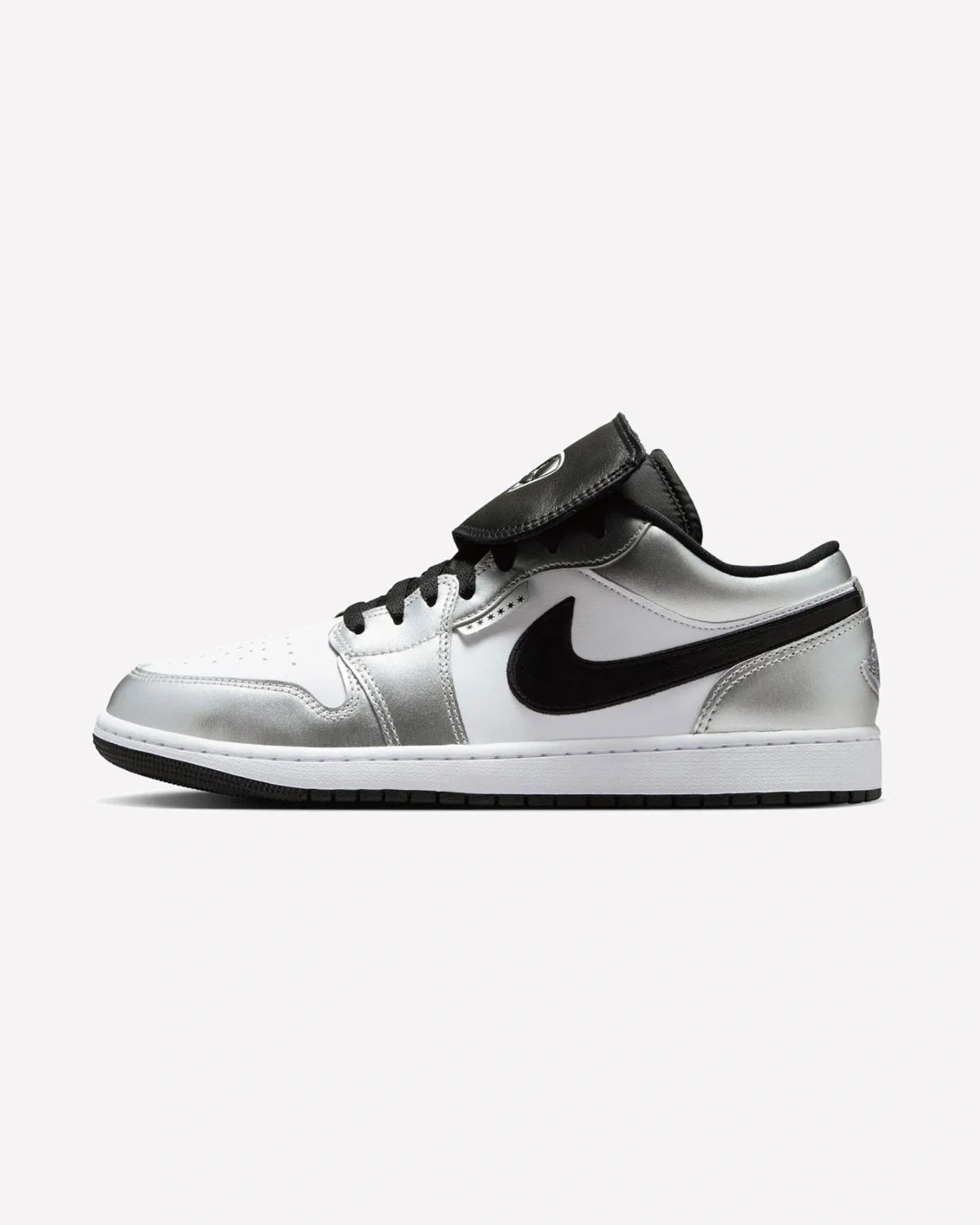 Jordan 1 Low SE Metallic Silver Tiempo — vista lateral