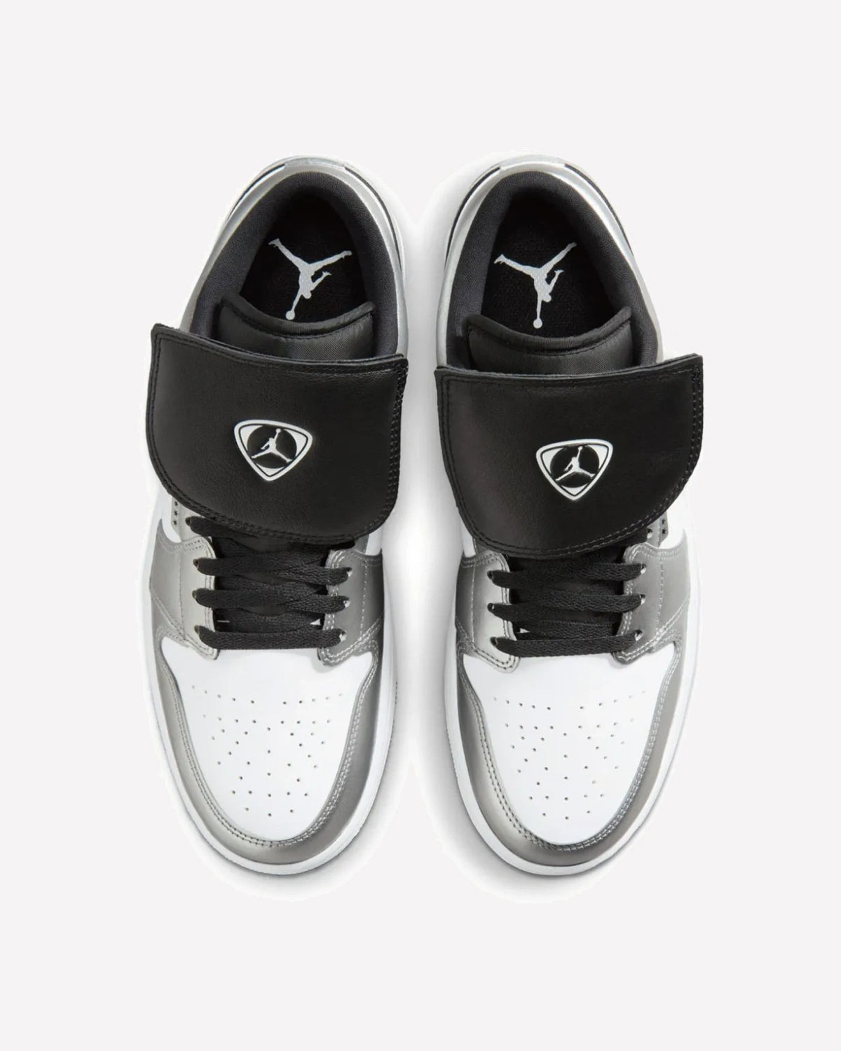 Jordan 1 Low SE Metallic Silver Tiempo — vista del talón