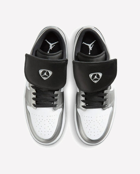 Jordan 1 Low SE Metallic Silver Tiempo — vista del talón