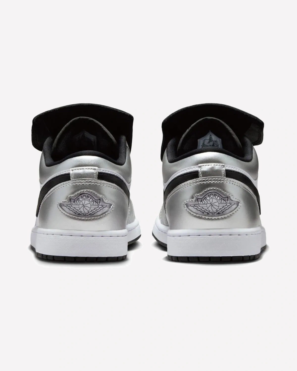 Jordan 1 Low SE Metallic Silver Tiempo — vista de la suela
