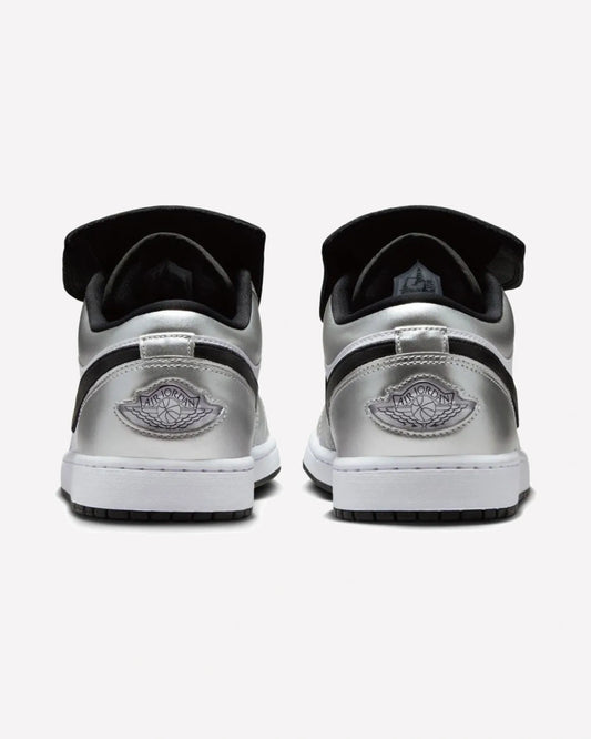 Jordan 1 Low SE Metallic Silver Tiempo — vista de la suela