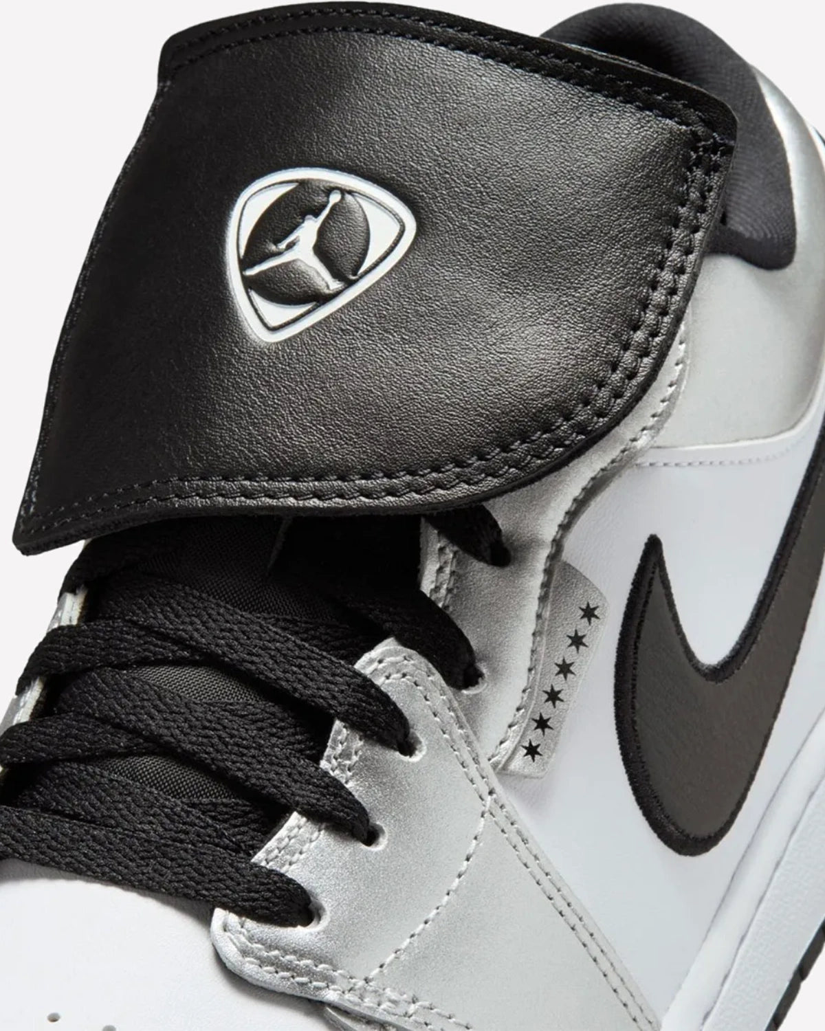 Jordan 1 Low SE Metallic Silver Tiempo — detalle del logo