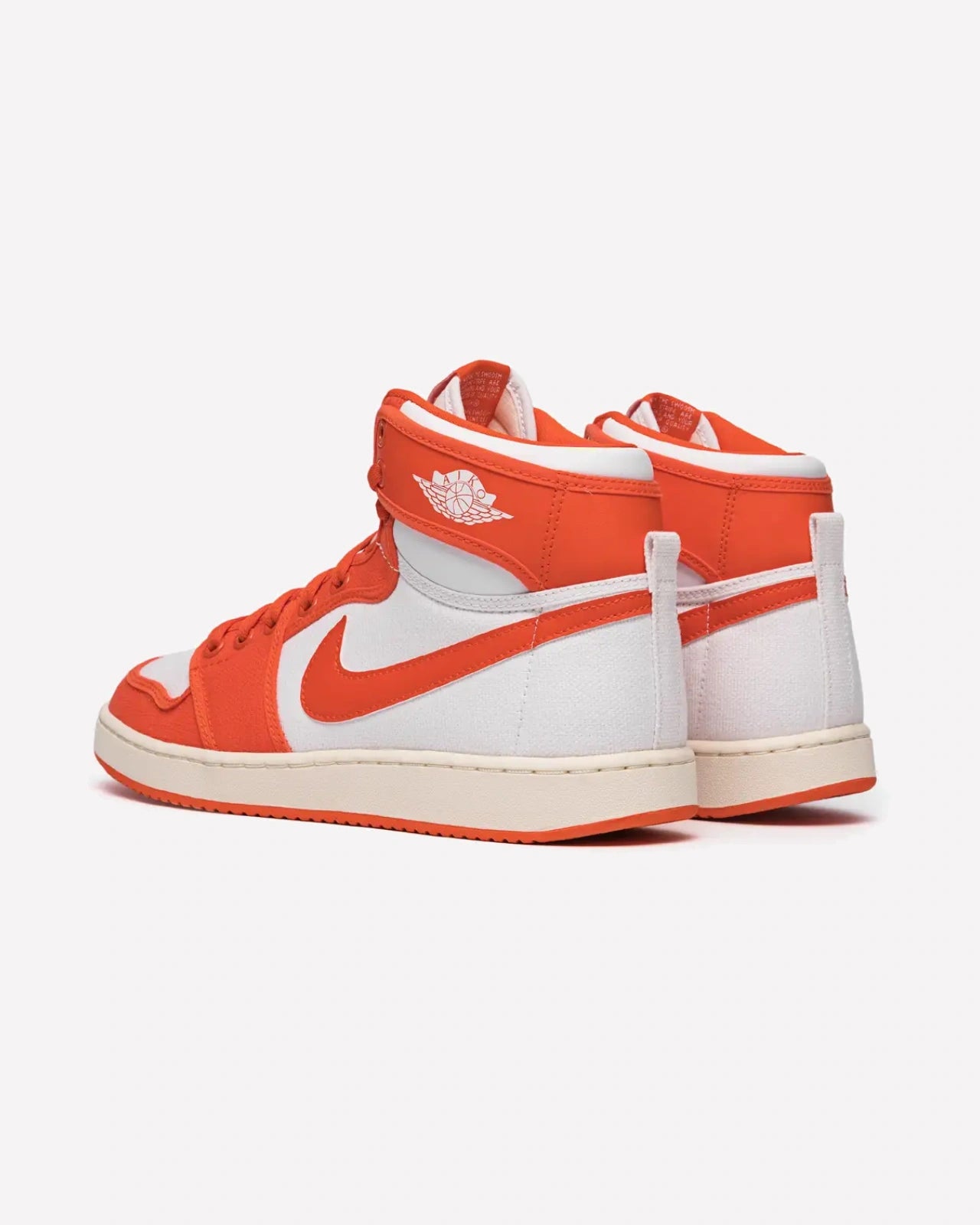 Jordan 1 Retro AJKO Rush Orange — detalle del talón