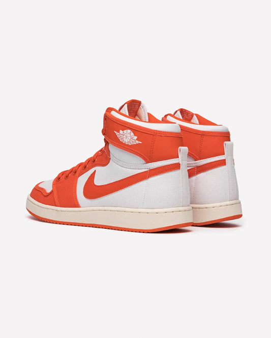 Jordan 1 Retro AJKO Rush Orange — detalle del talón