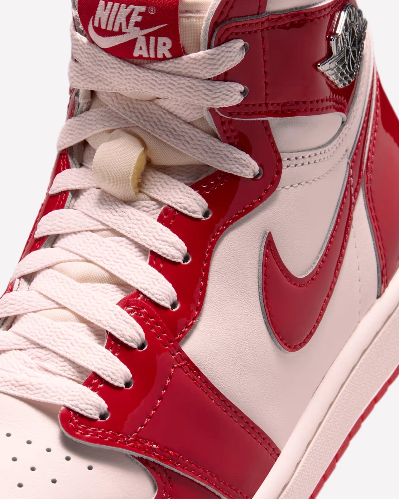 Jordan 1 Retro High OG Nails & Grails — detalle del logo
