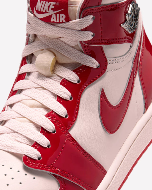 Jordan 1 Retro High OG Nails & Grails — detalle del logo