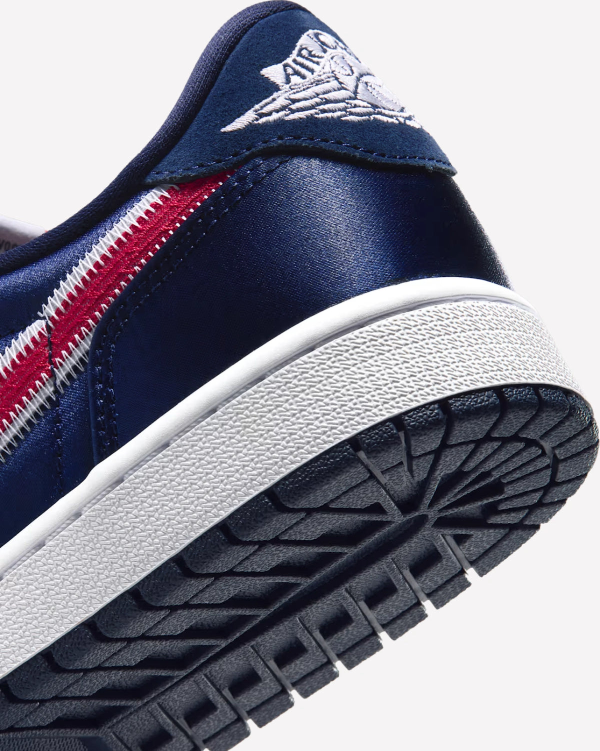 Jordan 1 Retro Low OG Howard University Bison — detalle del upper