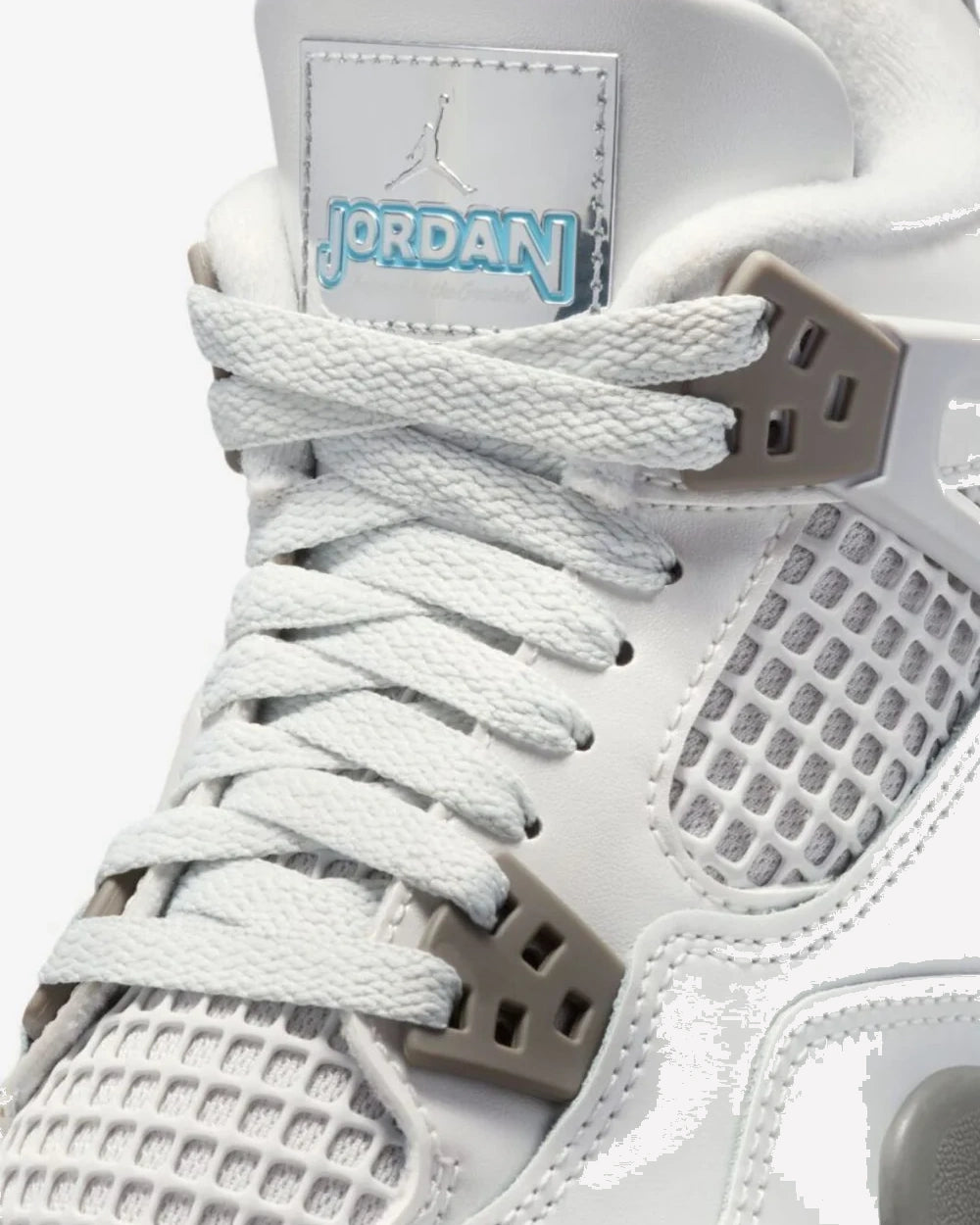 Jordan 4 Retro Photon Dust Blue Chill — detalle del logo