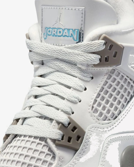 Jordan 4 Retro Photon Dust Blue Chill — detalle del logo