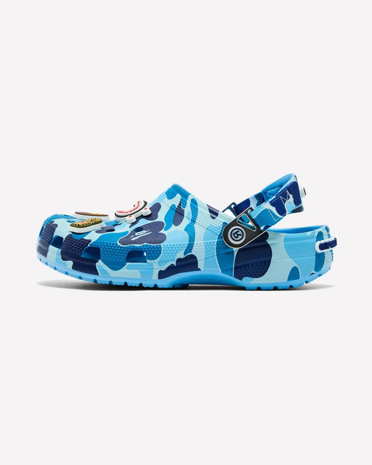 Crocs Classic Clog ABC Camo Blue — Vista lateral