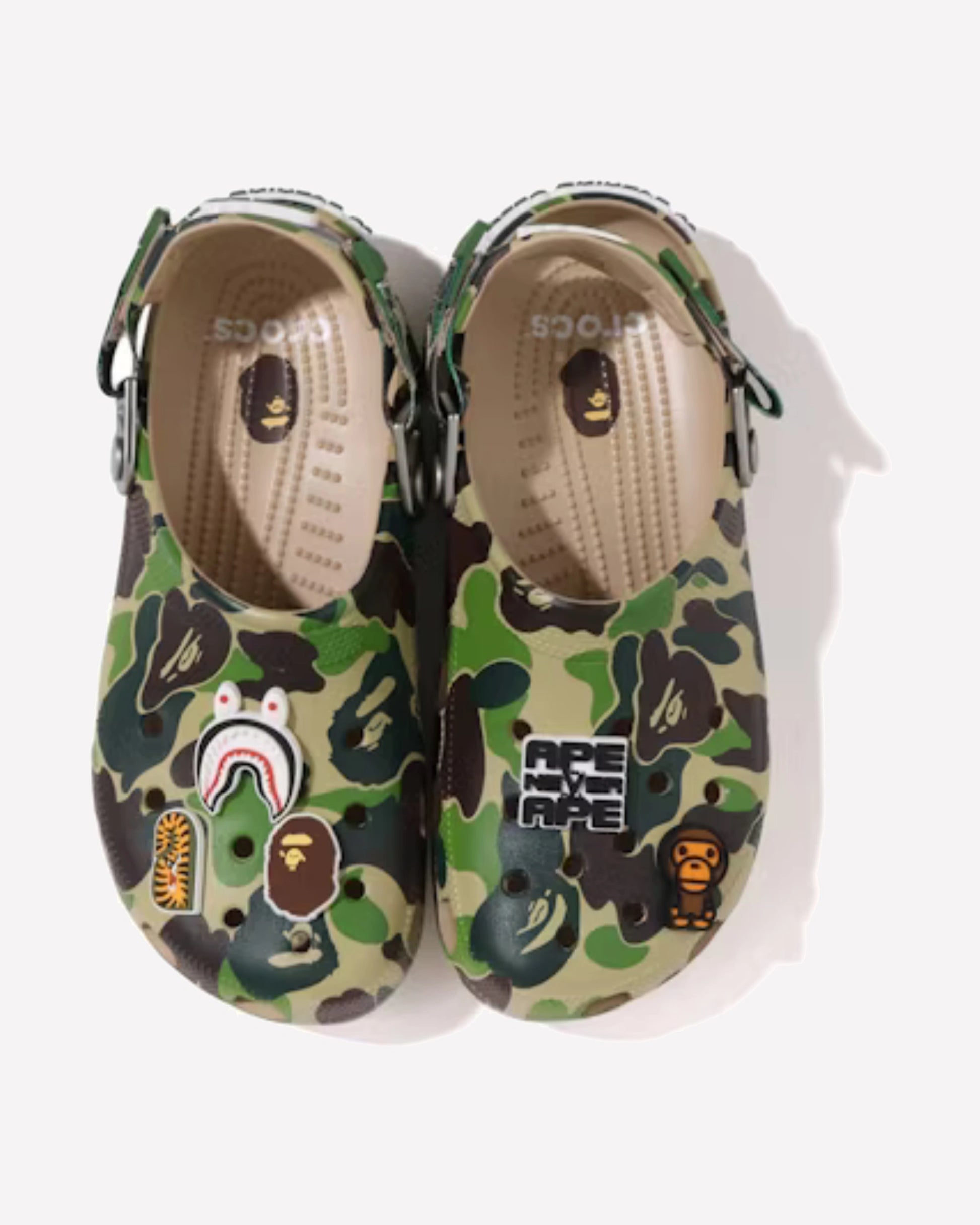 Crocs Classic Clog ABC Camo Green — detalle del estampado