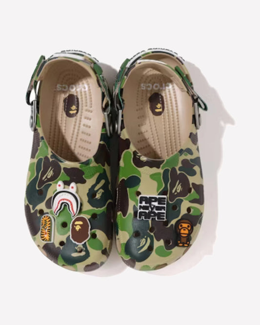 Crocs Classic Clog ABC Camo Green — detalle del estampado