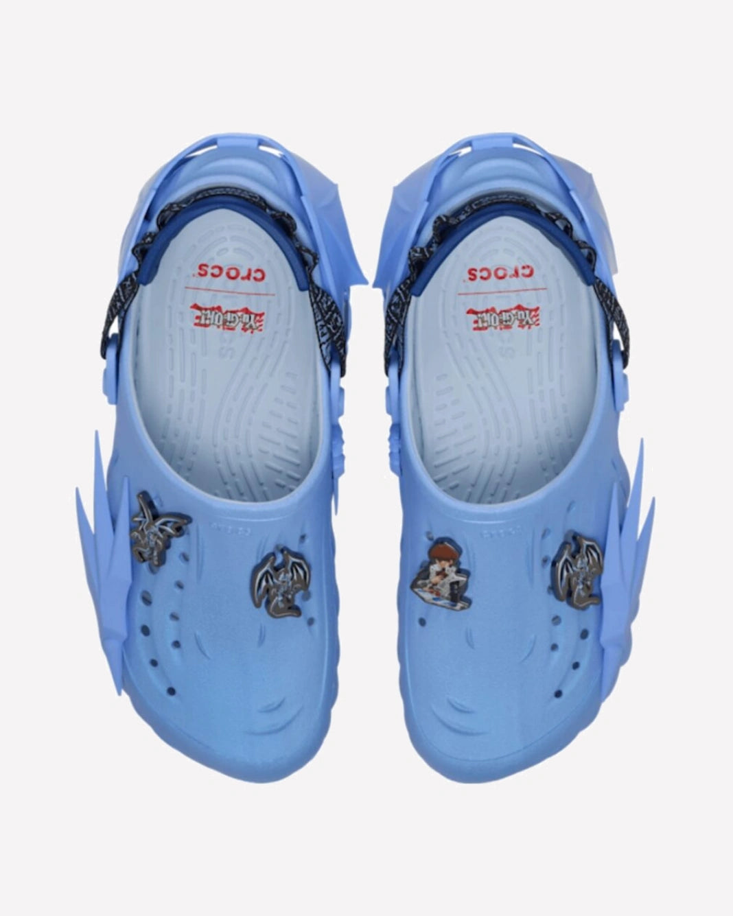 Crocs Echo Clog Yu-Gi-Oh! Blue-Eyes White Dragon — detalle del talón
