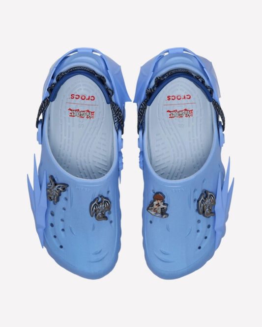 Crocs Echo Clog Yu-Gi-Oh! Blue-Eyes White Dragon — detalle del talón