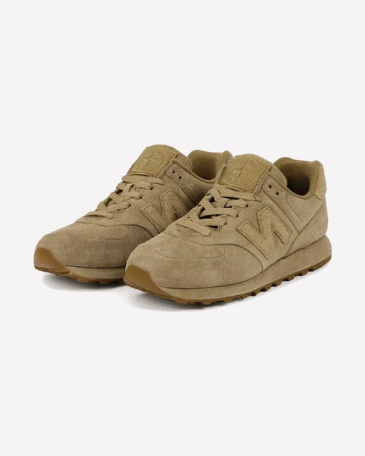 New Balance 574 Ghost Stone Island Dark Beige — vista superior del par