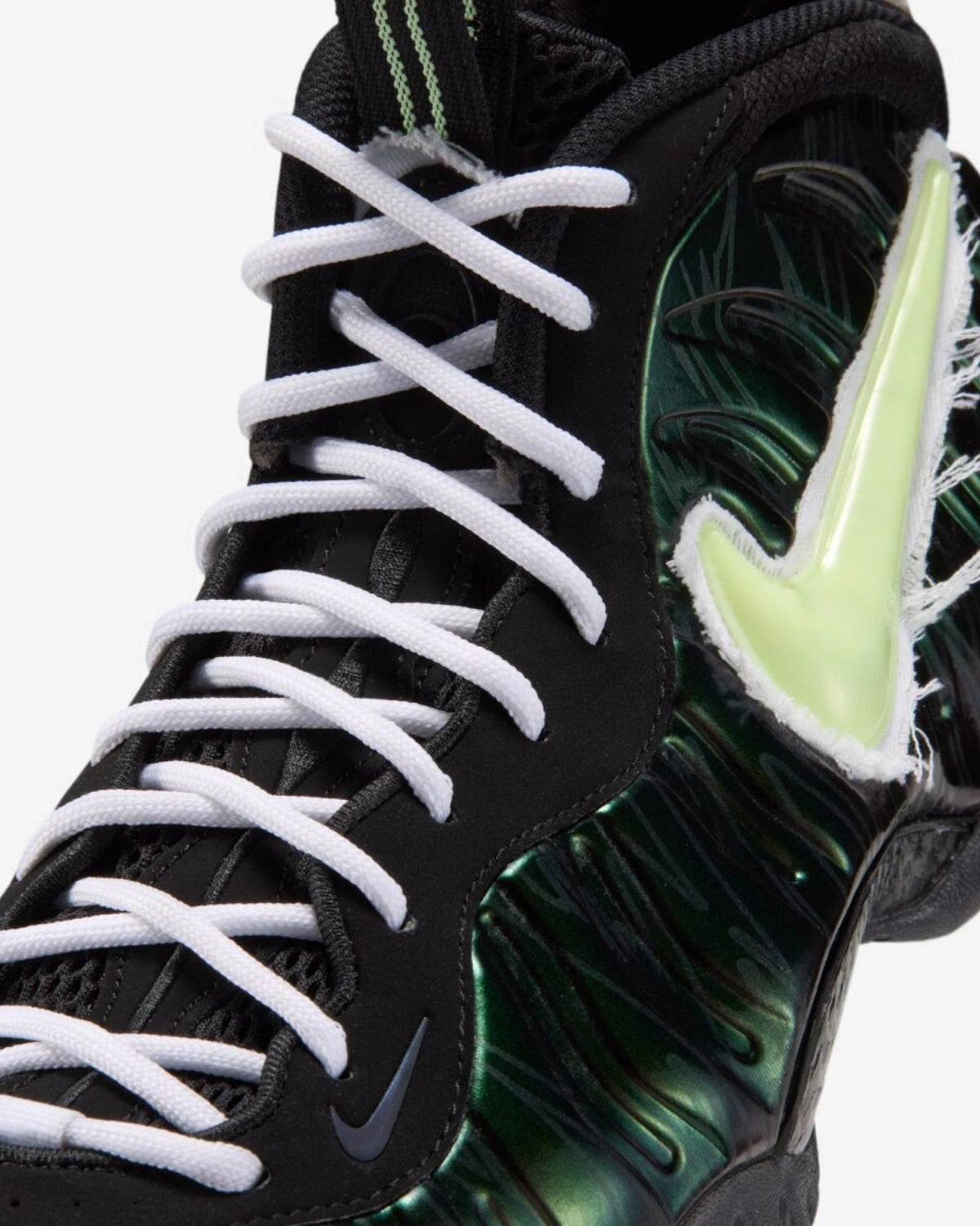 Nike Air Foamposite Pro Oregon Mummy Duck — detalle del Swoosh