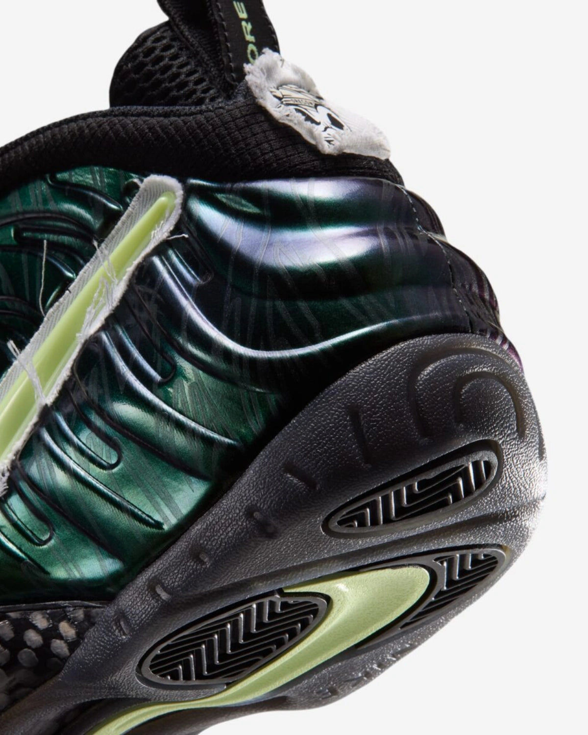 Nike Air Foamposite Pro Oregon Mummy Duck — detalle del upper