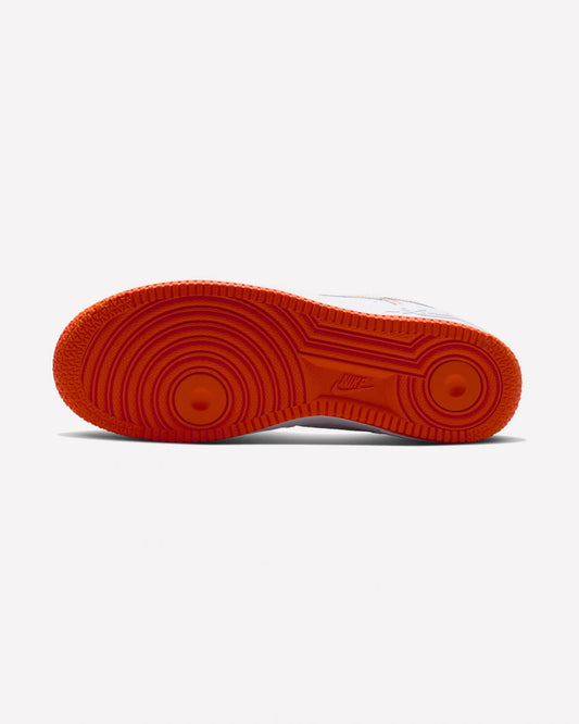 Nike Air Force 1 Low Protro Kobe Bryant Lord of the Rings — detalle del swoosh