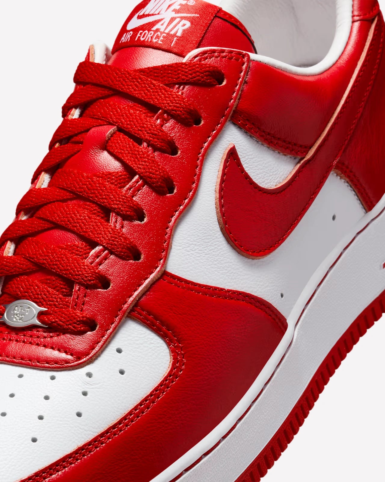 Nike Air Force 1 Low QS Terror Squad White University Red — detalle del talón