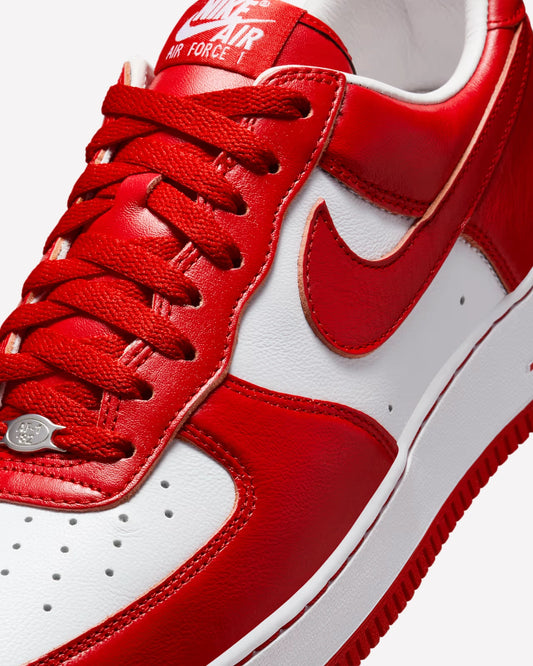 Nike Air Force 1 Low QS Terror Squad White University Red — detalle del talón