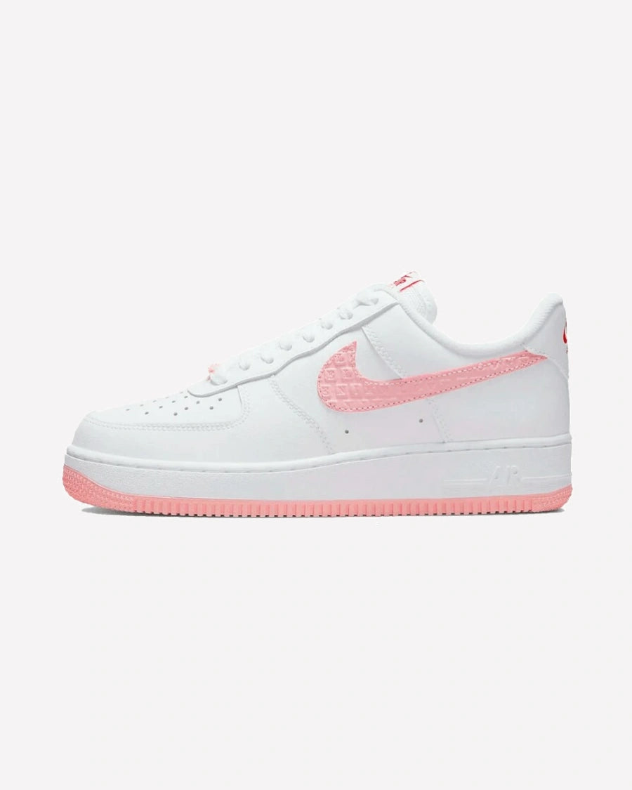 Nike Air Force 1 Low Valentine's Day (2022) — vista lateral