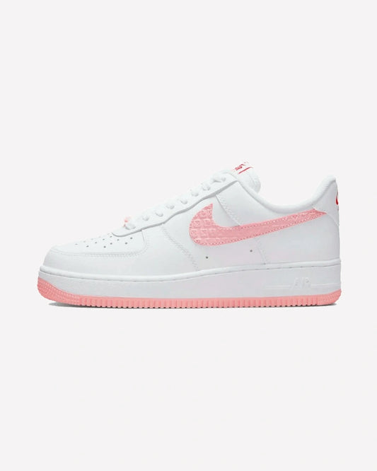 Nike Air Force 1 Low Valentine's Day (2022) — vista lateral