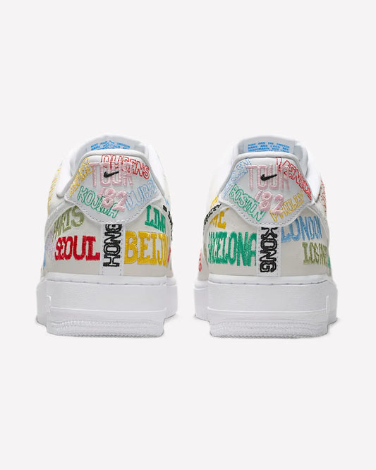 Nike Air Force 1 Low World Tour White — detalle del talón