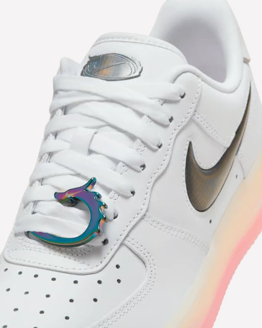 Nike Air Force 1 Low Year of the Dragon (2025) — vista del par