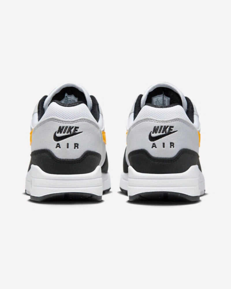 Nike Air Max 1 White University Gold — vista del talón