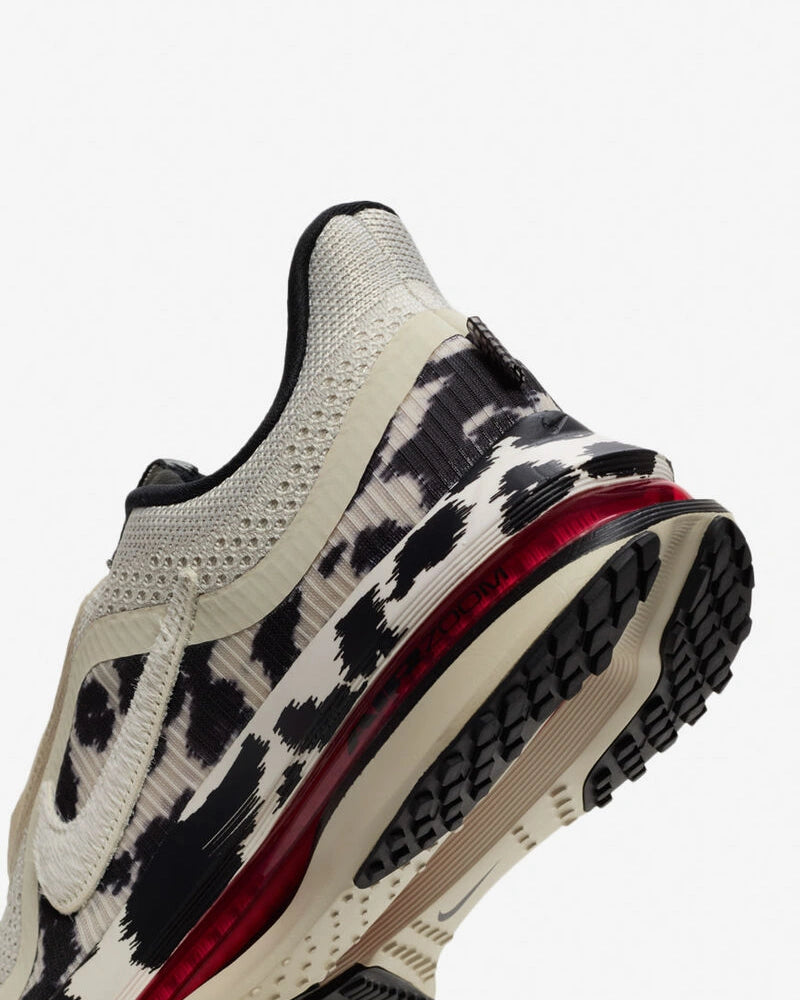 Nike Air Zoom Pegasus Premium Cow Print — detalle del Swoosh