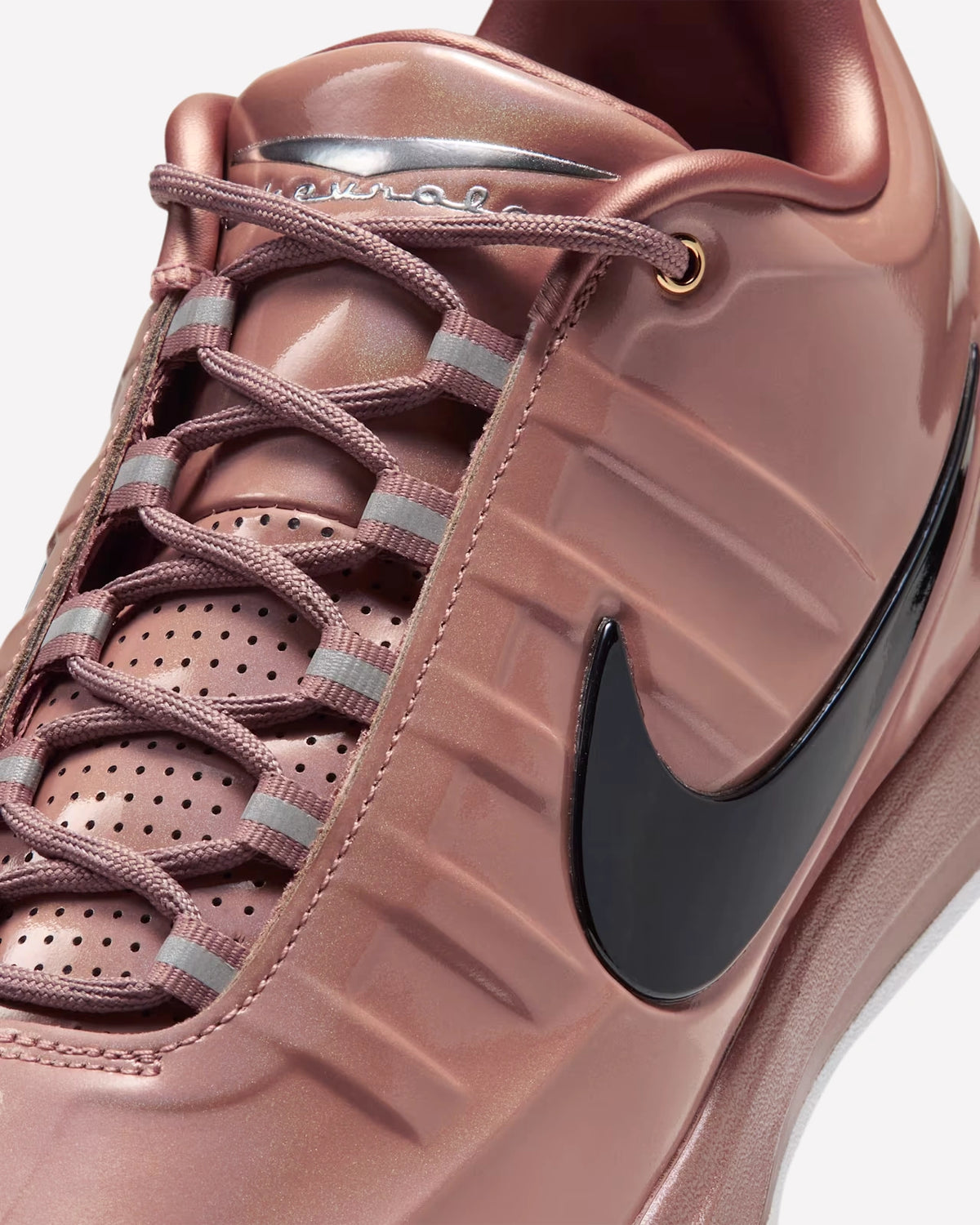 Nike Book 2 Chevrolet Pretty Penny — detalle del logo
