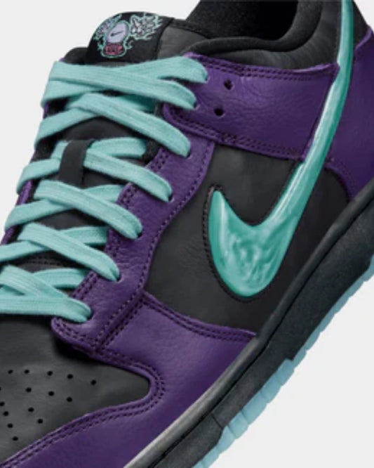 Nike Dunk Low LTD Wizard Black Grand Purple Artisan Teal — detalle del Swoosh