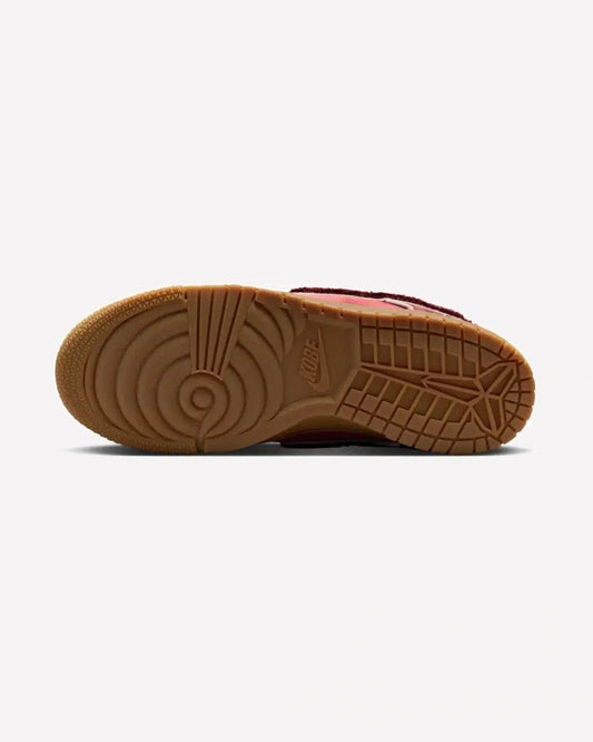 Nike Dunk Low Protro Kobe Bryant Lower Merion Away — detalle de la lengüeta