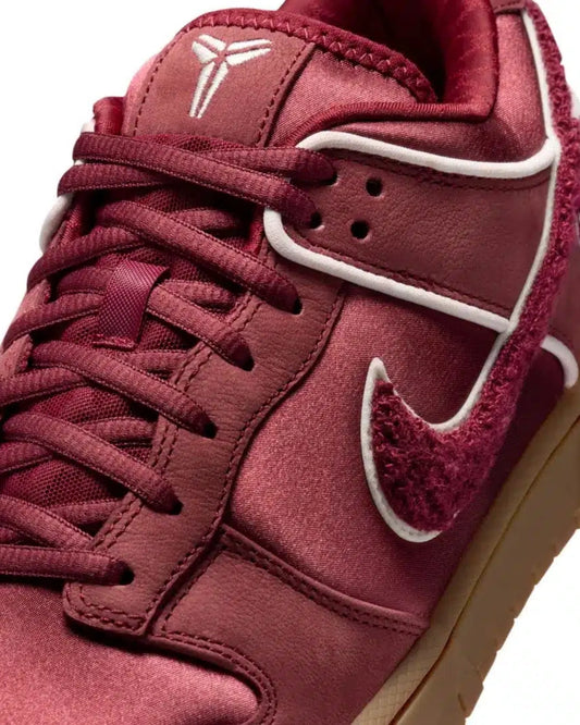 Nike Dunk Low Protro Kobe Bryant Lower Merion Away — detalle del Swoosh
