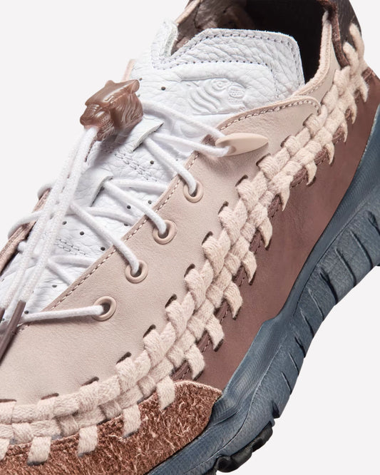 Nike Homescape Woven SP SOULGOODS Medium Orewood Brown — detalle del logo SOULGOODS