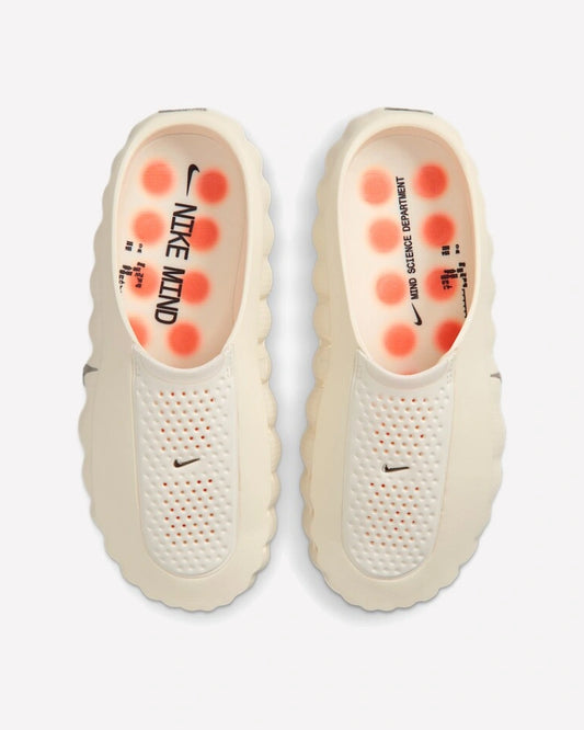 Nike Mind 001 Slide Sail — detalle del talón