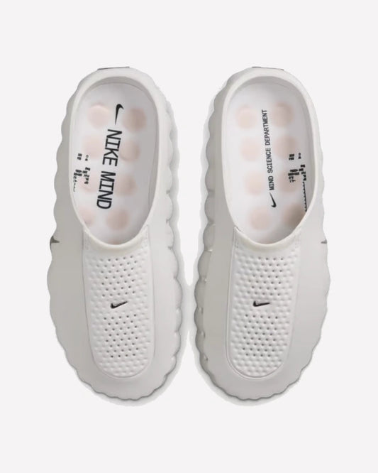 Nike Mind 001 Slide Summit White — detalle del upper
