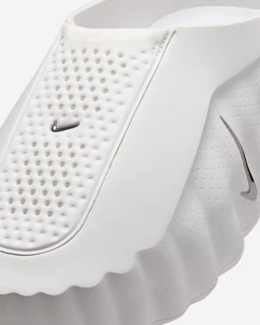 Nike Mind 001 Slide Summit White — vista del talón