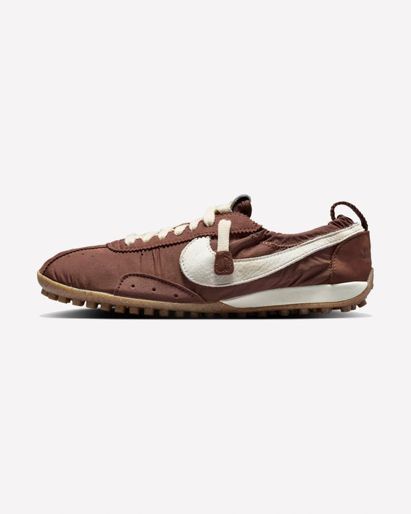 Nike Moon Shoe SP Jacquemus Fauna Brown — vista lateral