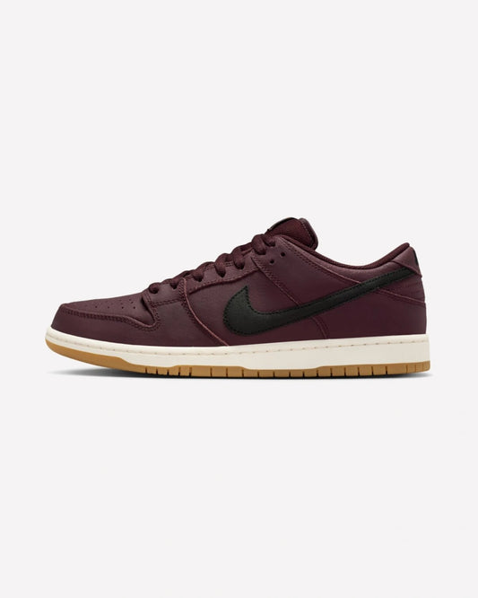 Nike SB Dunk Low Pro Burgundy Crush — vista lateral