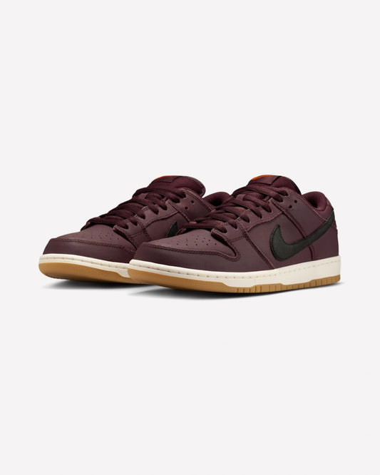 Nike SB Dunk Low Pro Burgundy Crush — vista frontal