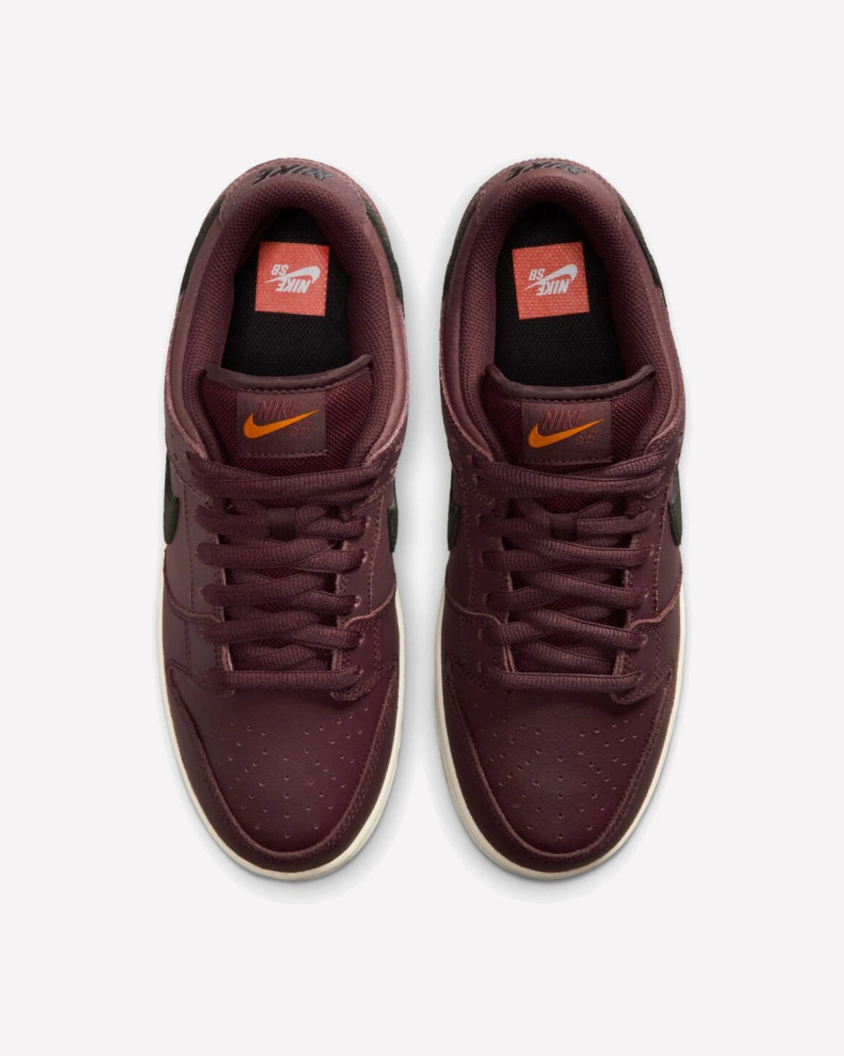 Nike SB Dunk Low Pro Burgundy Crush — vista trasera