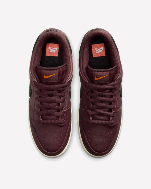 Nike SB Dunk Low Pro Burgundy Crush — vista trasera