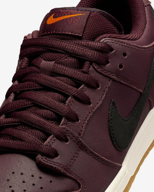 Nike SB Dunk Low Pro Burgundy Crush — detalle del upper
