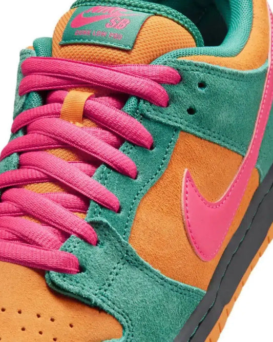 Nike SB Dunk Low Pro Green Noise Watermelon — detalle del Swoosh